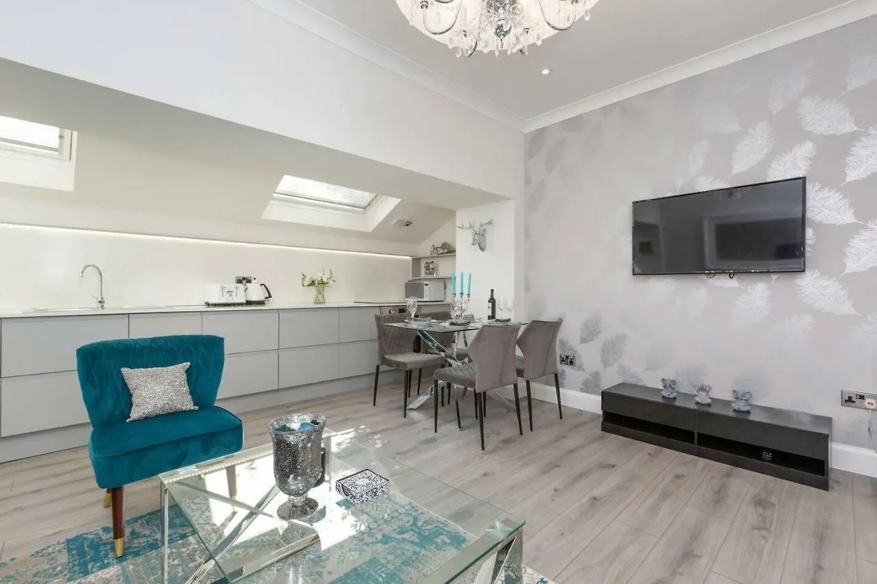 Holiday home Altido Main Door Entrance Private Courtyard Apartment On The Park Edinburgh