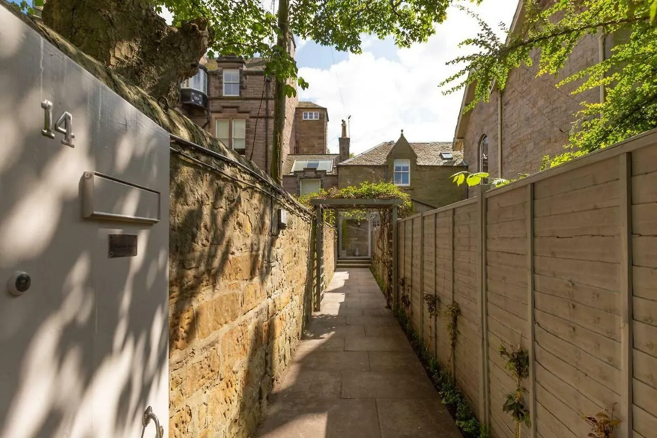 Holiday home Altido Main Door Entrance Private Courtyard Apartment On The Park Edinburgh United Kingdom