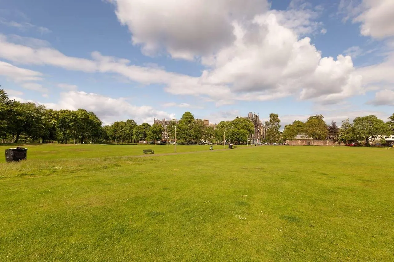 Altido Main Door Entrance Private Courtyard Apartment On The Park Edinburgh Holiday home