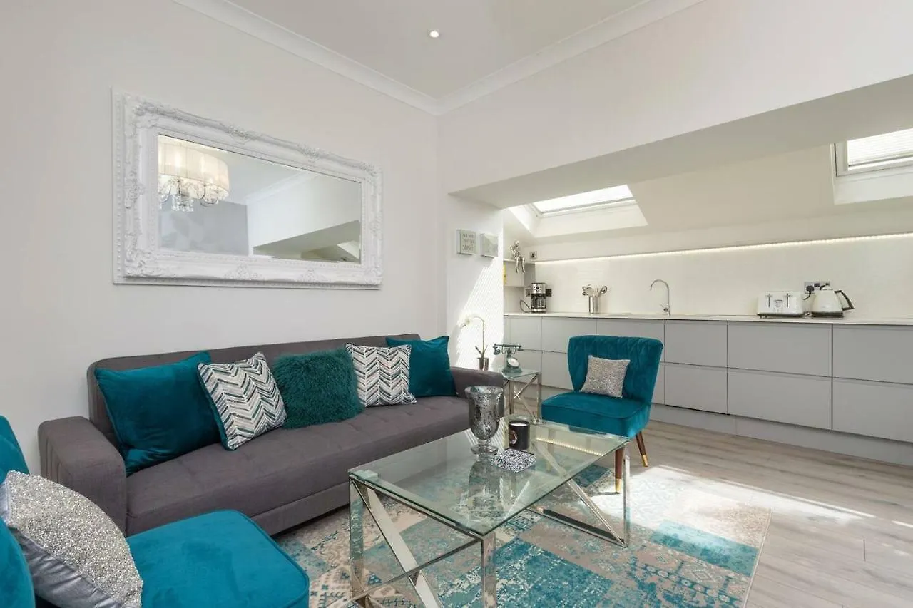Altido Main Door Entrance Private Courtyard Apartment On The Park Edinburgh