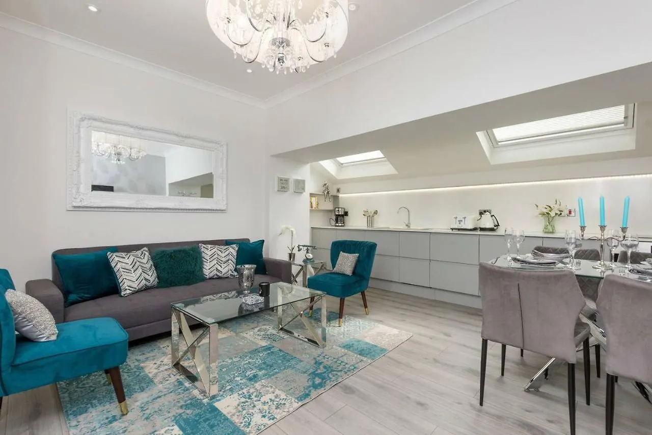 Altido Main Door Entrance Private Courtyard Apartment On The Park Edinburgh